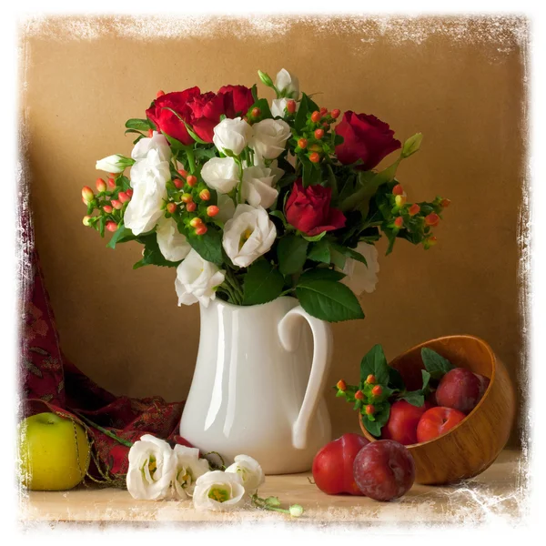 Hermoso ramo de flores con frutas — Foto de Stock