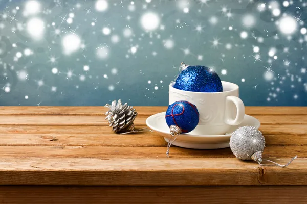 Kerstmis Stilleven met ornamenten en koffiekopje — Stockfoto