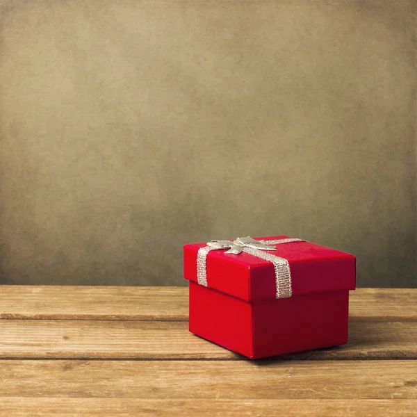 Röd liten presentförpackning på träbord — Stockfoto