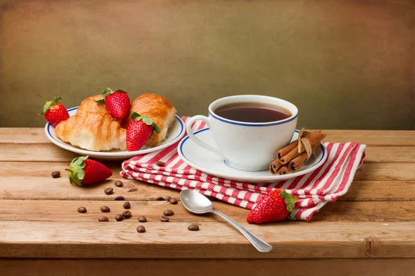 Beautiful breakfast arrangement on wooden table — Stock Photo, Image