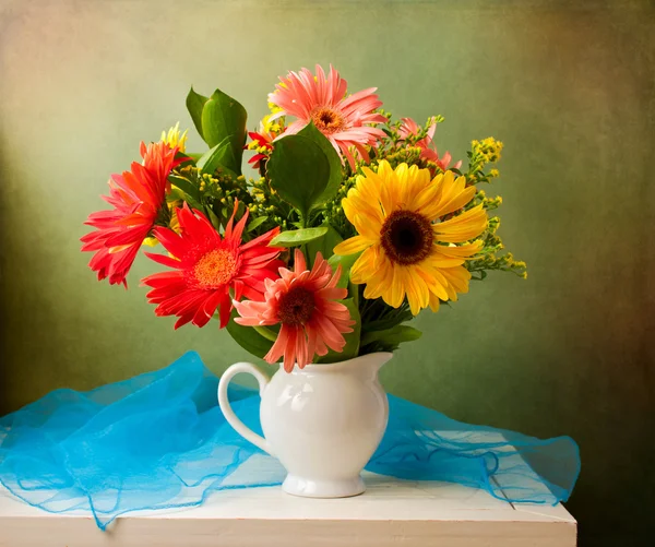 Beautiful flower bouquet over grunge background — Stock Photo, Image