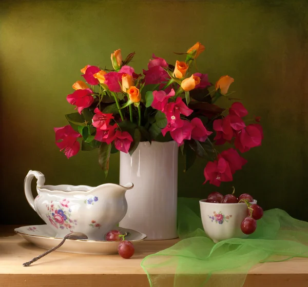 Csodálatos csendélet, a virágok és a szőlő — Stock Fotó
