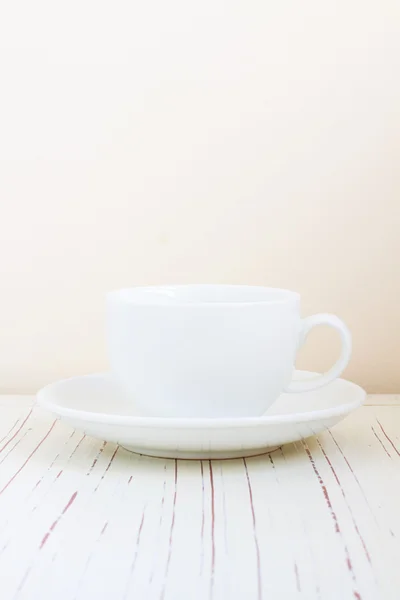 Coffee cup on white wooden table — Stock Photo, Image