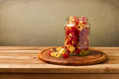 renkli kalp şekli makarna cam