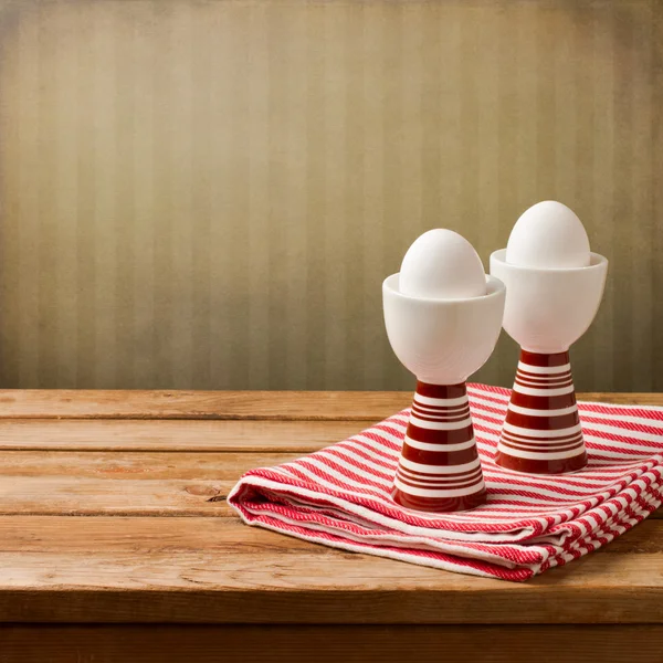 Fond de Pâques avec oeufs sur table en bois — Photo