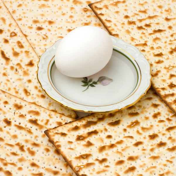 Background with matzo and egg on plate — Stock Photo, Image