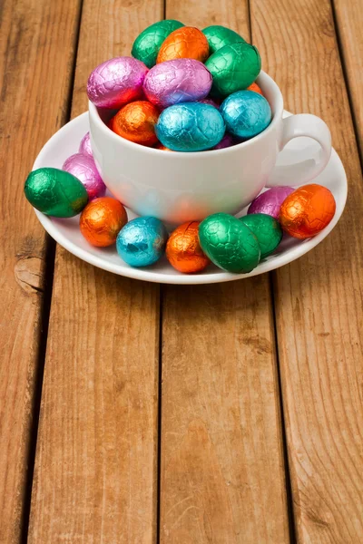 Oeufs au chocolat de Pâques dans une tasse de café — Photo