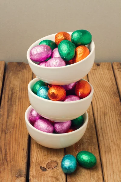 Huevos de chocolate de Pascua en tazones — Foto de Stock