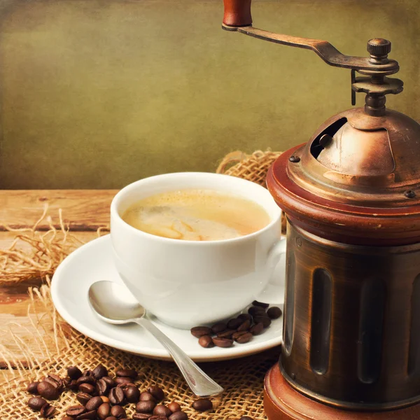 Vintage coffee grinder and coffee cup — Stock Photo, Image