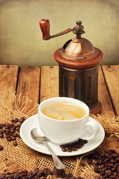 Vintage coffee grinder and coffee cup — Stock Photo, Image