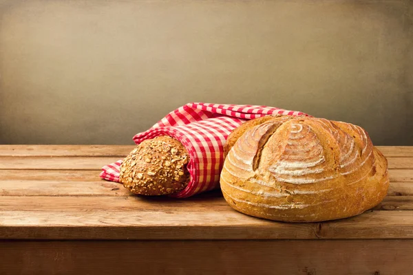 木制复古表上的新鲜面包 — 图库照片