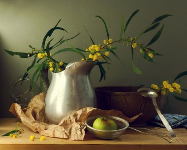 Bahar mimoza çiçekli natürmort