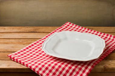 Boş beyaz plaka üzerinde ahşap antika masa masa örtüsü