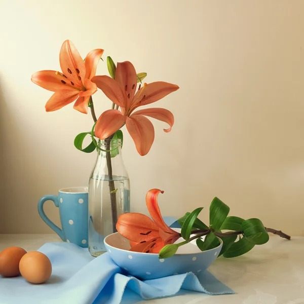 Stilleben med lily blommor och prickar porslin — Stockfoto
