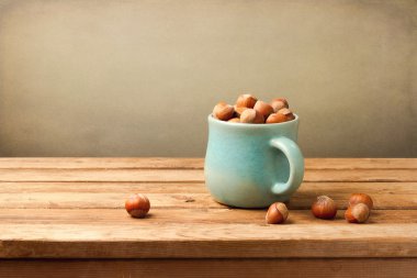 fındık Kupası grunge arka plan üzerinde ahşap tablo