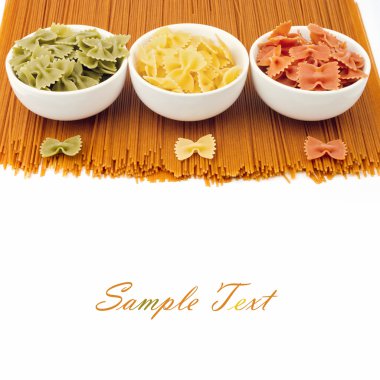 Kepekli spagetti ve beyaz arka plan üzerinde farfalle