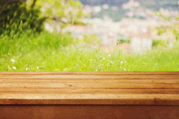 Пустой деревянный стол на боке природного фона
