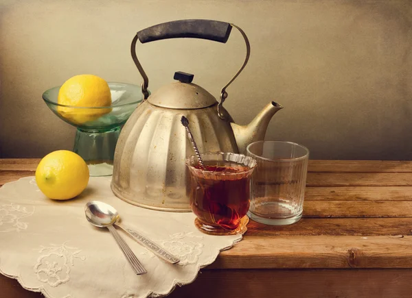 Vintage teapot with lemons and tea — Stock Photo, Image