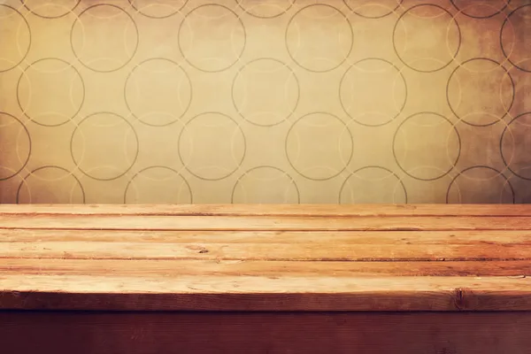 Mesa de cubierta de madera vacía sobre papel pintado retro grunge —  Fotos de Stock