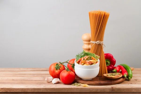 Whole wheat spaghetti and vegetables — Stock Photo, Image