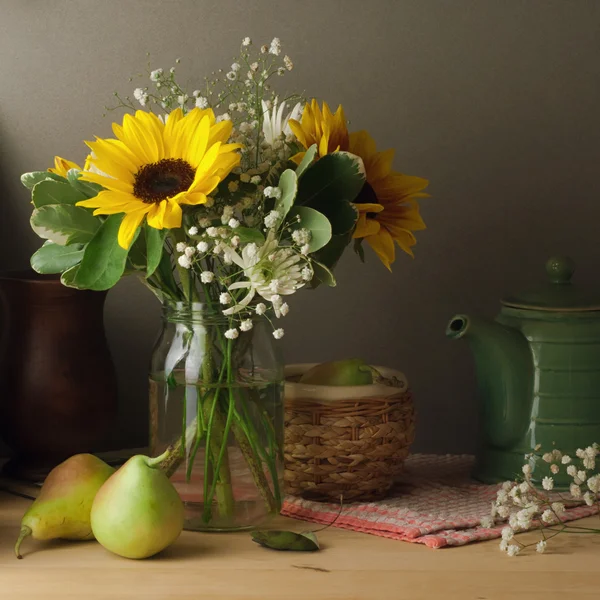 Stillleben mit Sonnenblumenstrauß auf Holztisch — Stockfoto