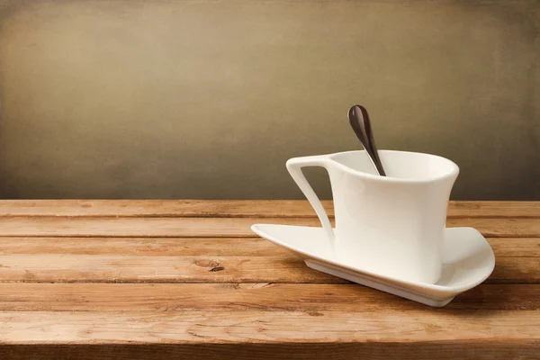 Taza de café blanco en mesa de madera — Foto de Stock