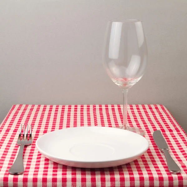 Impostazione con piatto, argenteria e bicchiere da vino — Foto Stock