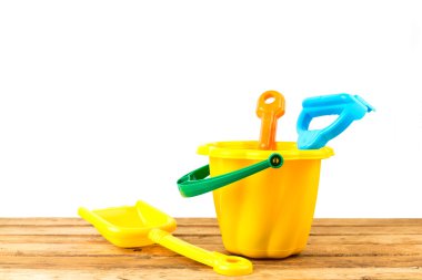 Beyaz arka plan üzerinde ahşap güverte üzerinde plaj öğeler