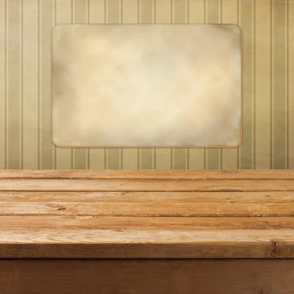 Mesa de cubierta de madera vintage sobre fondo de pantalla retro — Foto de Stock