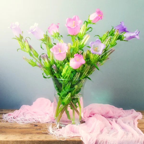 Belle cloche bouquet de fleurs — Photo