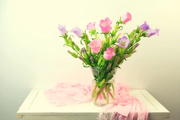 Dzwon kwiat bukiet na stół biały — Zdjęcie stockowe