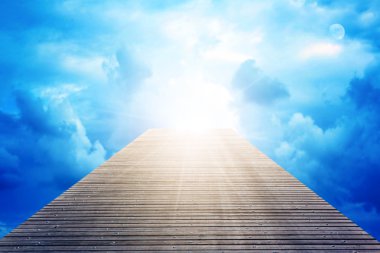 ahşap güverte üzerinde güzel mavi gökyüzü