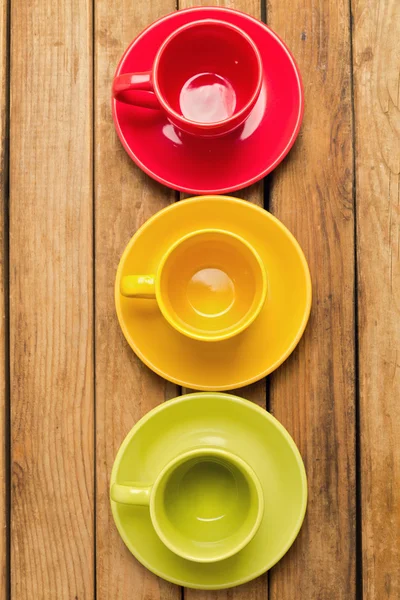 Copos de café coloridos e pratos — Fotografia de Stock