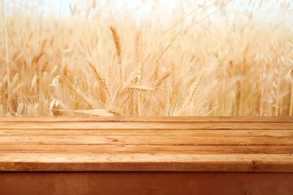 Prázdná dřevěná paluba nad pšeničné pole pozadí — Stock fotografie