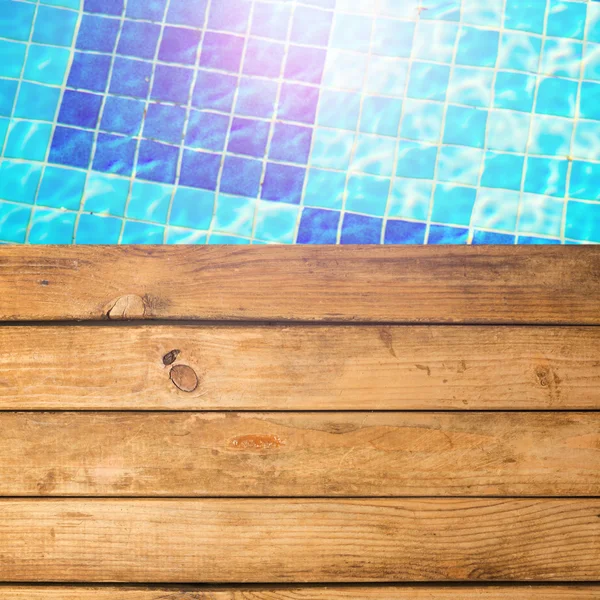 Achtergrond met houten dek en zwembad — Stockfoto