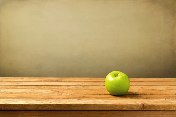 Grönt äpple på vintage träbord — Stockfoto