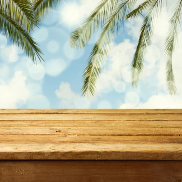 Літній фон з порожнім дерев'яним столом — стокове фото