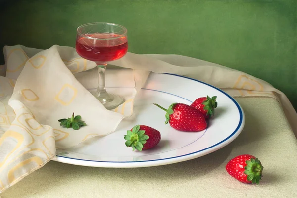 Stillleben mit Erdbeere und Glas Wein — Stockfoto