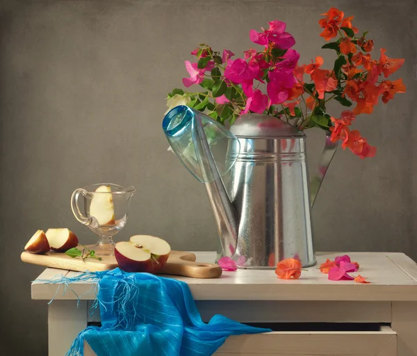 Bodegón con flores y manzana —  Fotos de Stock