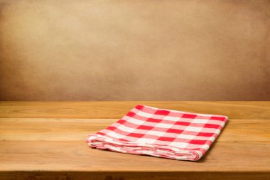 grunge arka plan üzerinde masa örtüsü ile boş ahşap tablo.