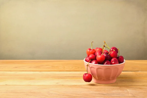 Ciotola piena di ciliegie — Foto Stock