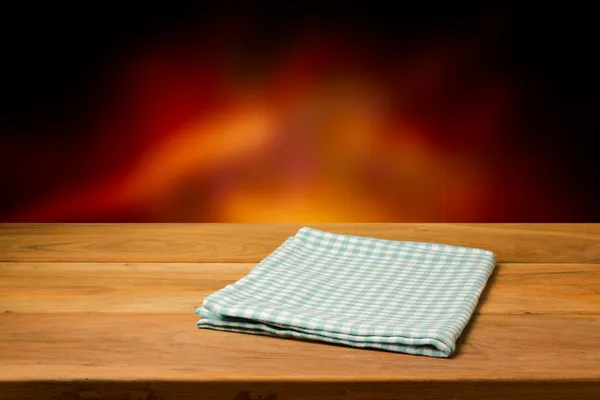 Table en bois vide avec nappe à carreaux — Photo