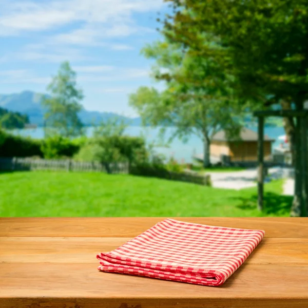 Lege houten tafel met ingecheckte tafellaken — Stockfoto