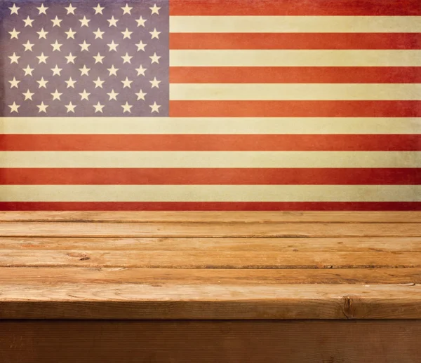 Table de pont en bois vide sur fond drapeau des États-Unis . — Photo