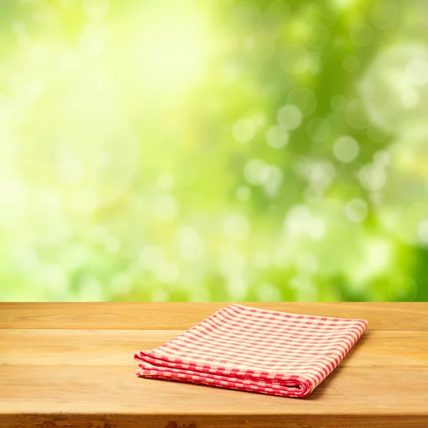 Mesa de madeira vazia com toalha de mesa — Fotografia de Stock