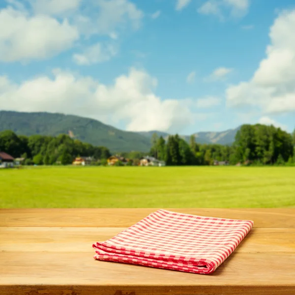 Mesa vazia coberta com toalha de mesa verificada — Fotografia de Stock