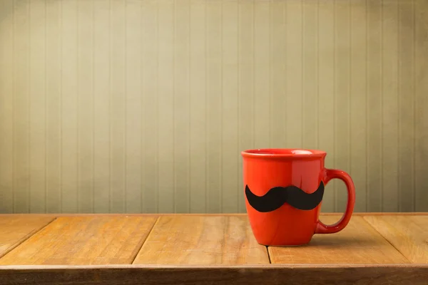 Taza roja con bigote de papel — Foto de Stock