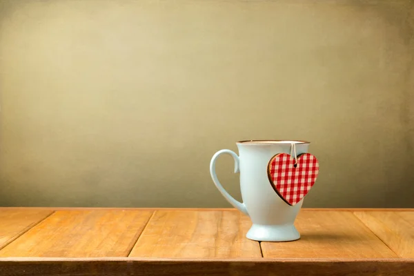 Koffiemok met hart vorm op houten tafel — Stockfoto