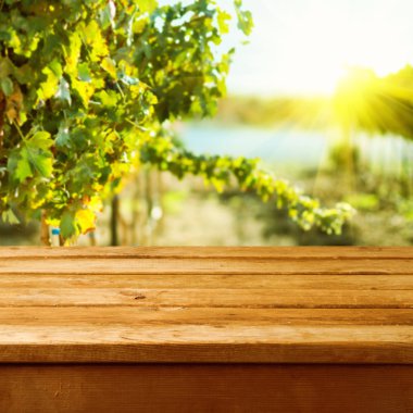 vineyard bokeh arka plan boş ahşap güverte masaya