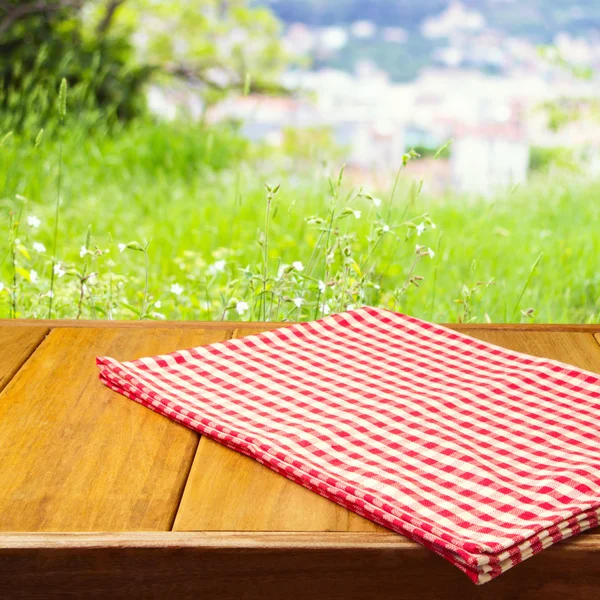 Fundo para montagem do produto com toalha de mesa em mesa de madeira — Fotografia de Stock